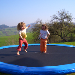 Steckenbhlhof - Unsere Tchter auf dem Trampolin